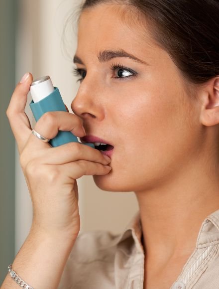 girl with asthama pump